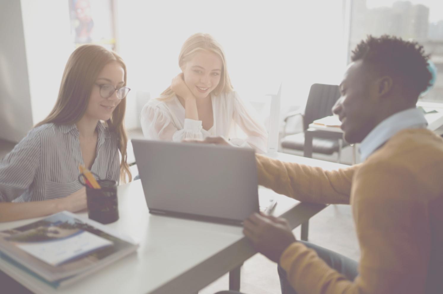 Kreatives Schreiben Workshop mit Teilnehmern