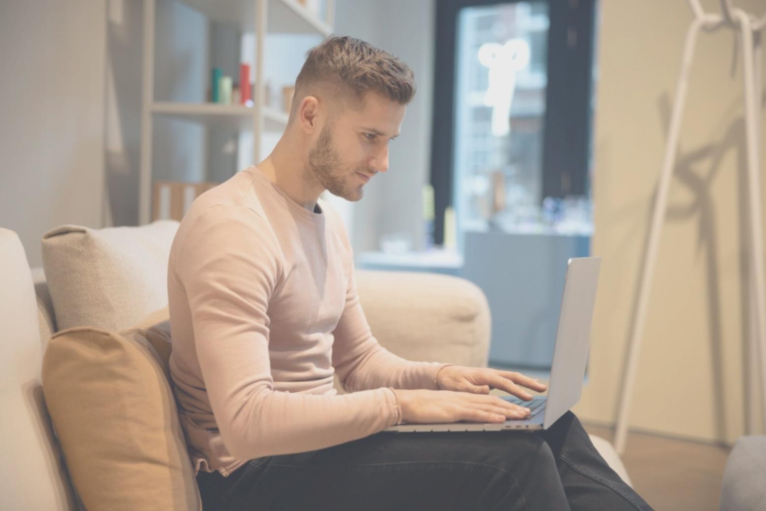 Schreiber bei der kreativen Arbeit an einer emotionalen Geschichte